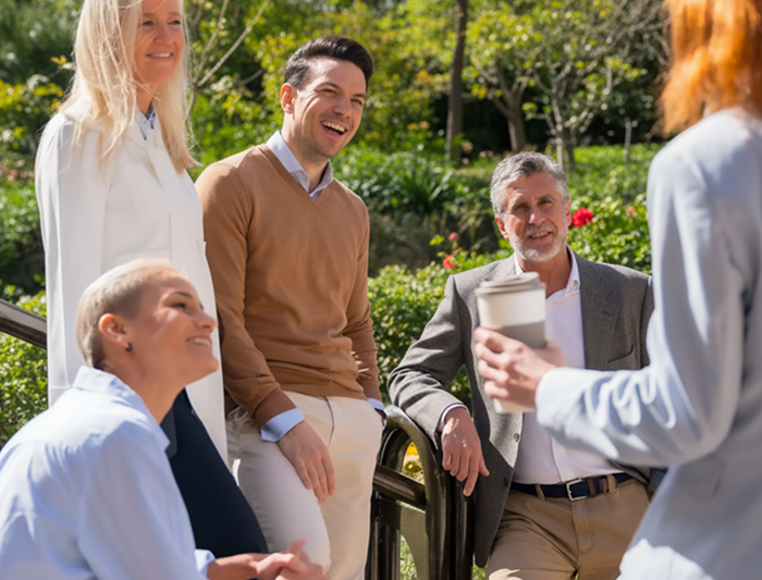 Ondernemers_erasmus_betekenis_van_rijkdom_cheerful-group-of-coworkers